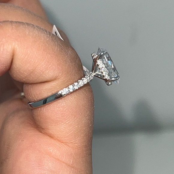 Maxine Jewelry Oval Cut Sona Simulated Diamond 3.5 carats - Picture 3 of 4